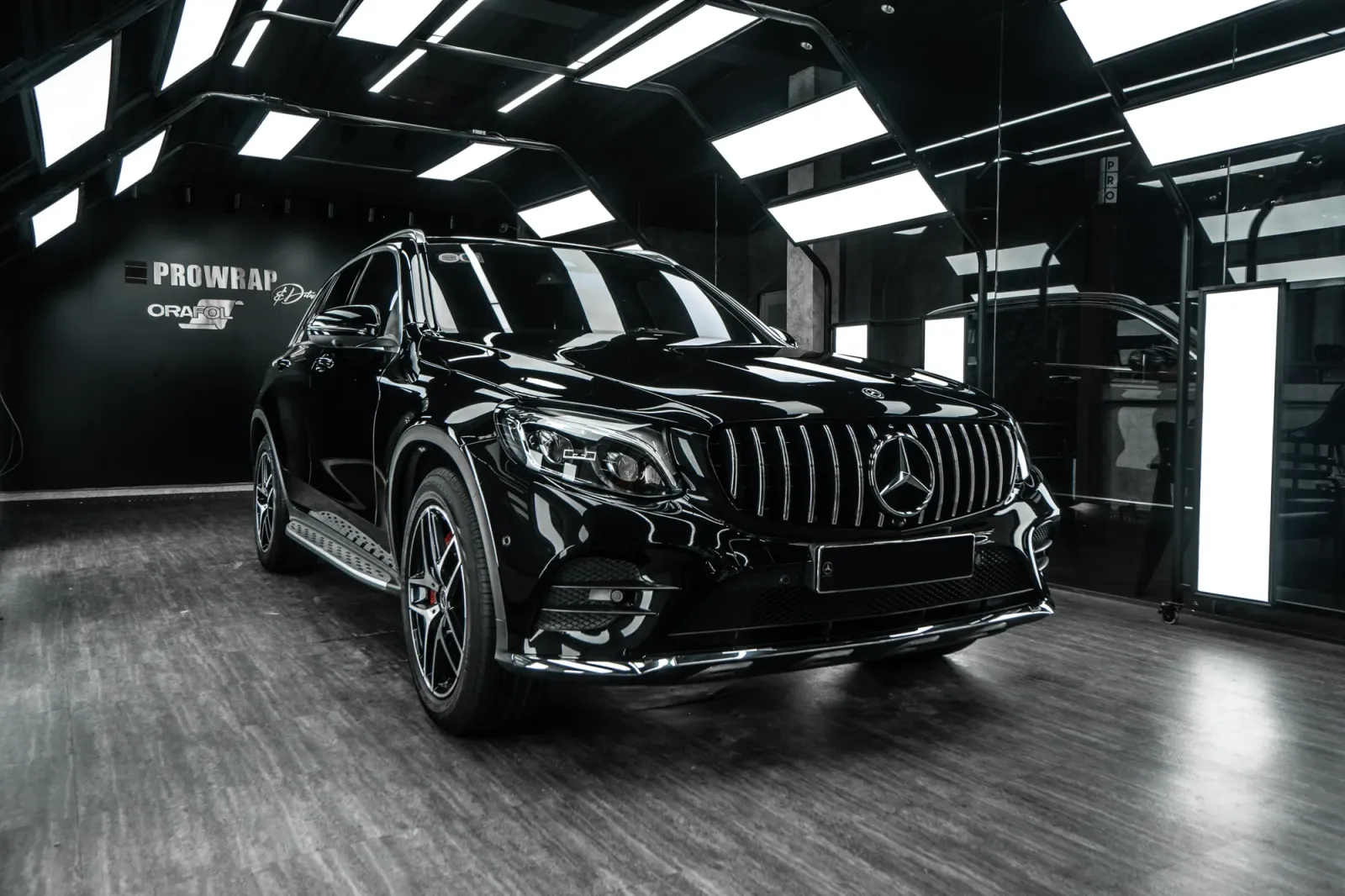 Dán đổi màu xe Mercedes-Benz GLC Gloss Black góc 3/4 phía trước