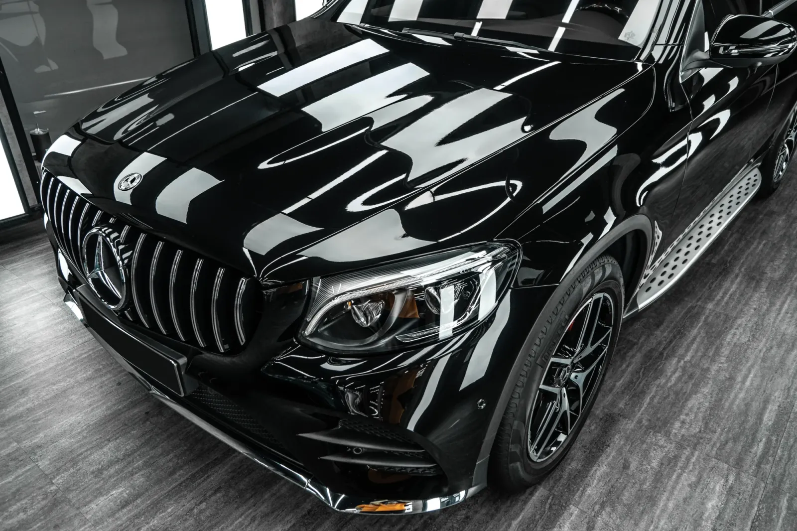 Dán đổi màu xe Mercedes-Benz GLC Gloss Black chi tiết đầu xe và lưới tản nhiệt