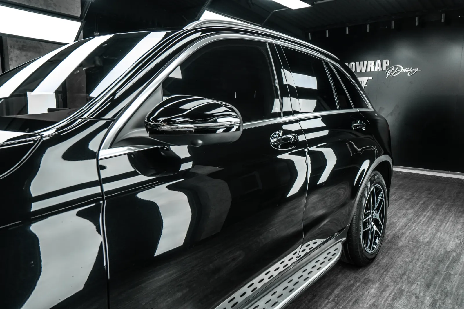 Mercedes-Benz GLC Gloss Black chi tiết cửa và tay nắm ngoại thất