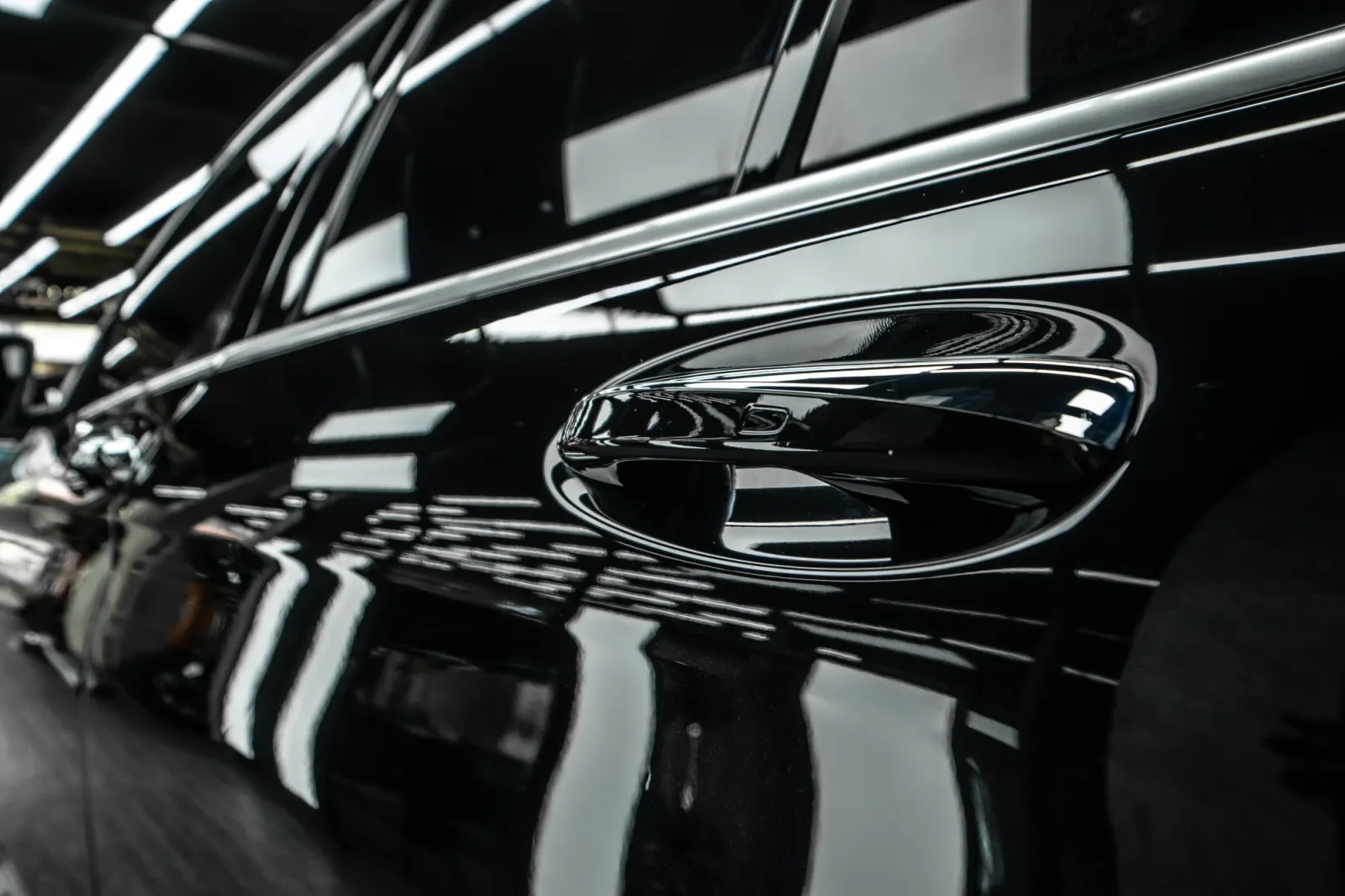 Mercedes-Benz GLC Gloss Black với bề mặt thân xe đen bóng