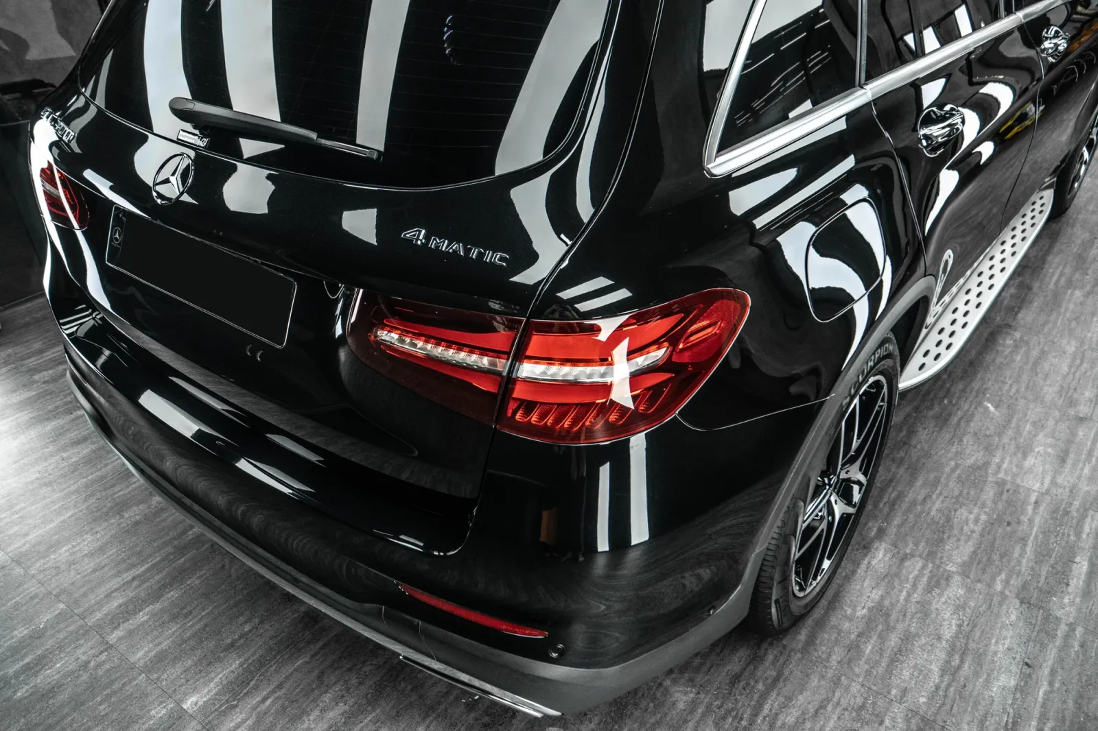 Dán đổi màu xe Mercedes-Benz GLC Gloss Black hoàn thiện phần đuôi