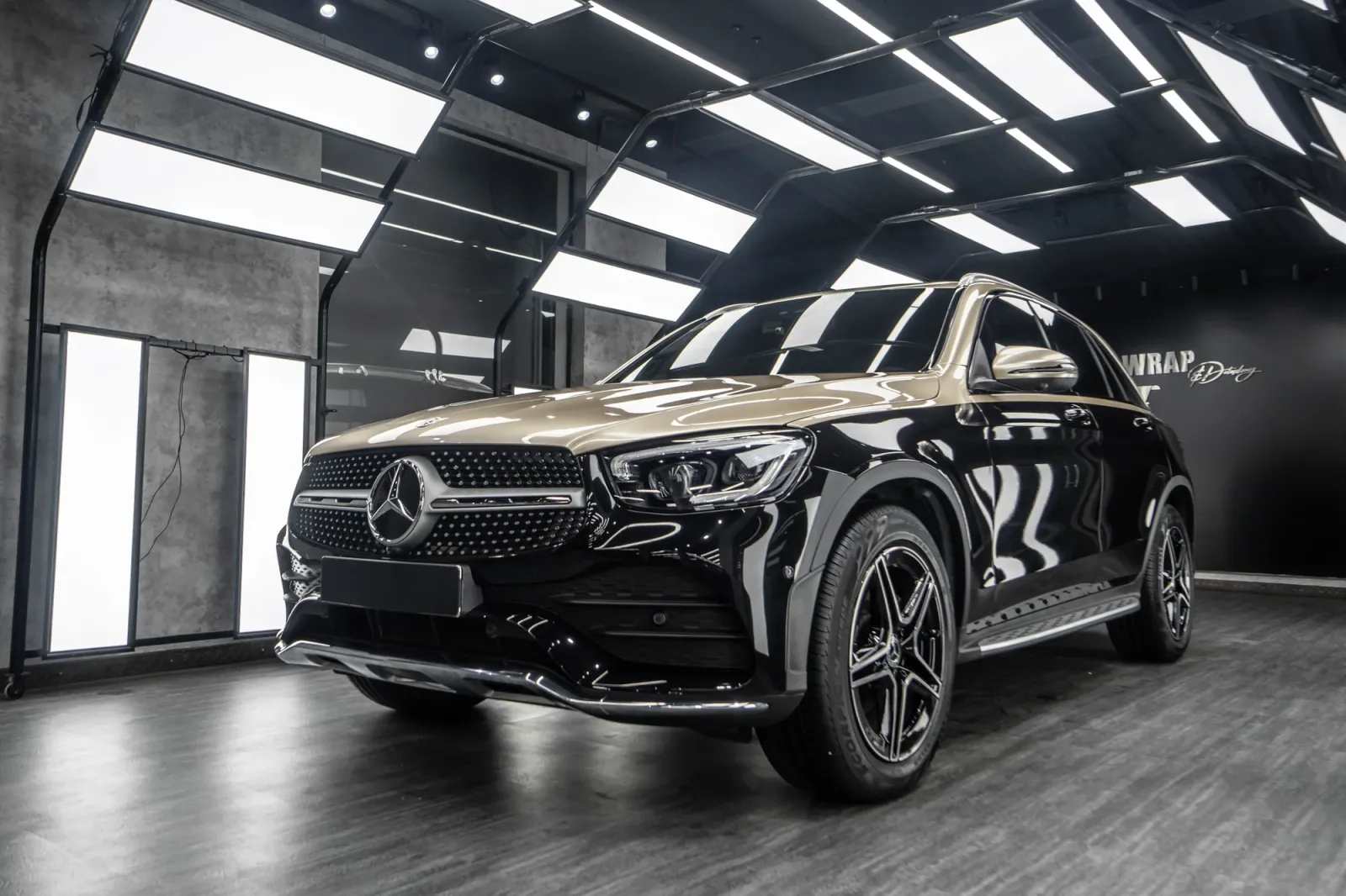 Dán đổi màu xe Mercedes GLC 2 Tone Black Champagne Gold góc 3/4 phía trước