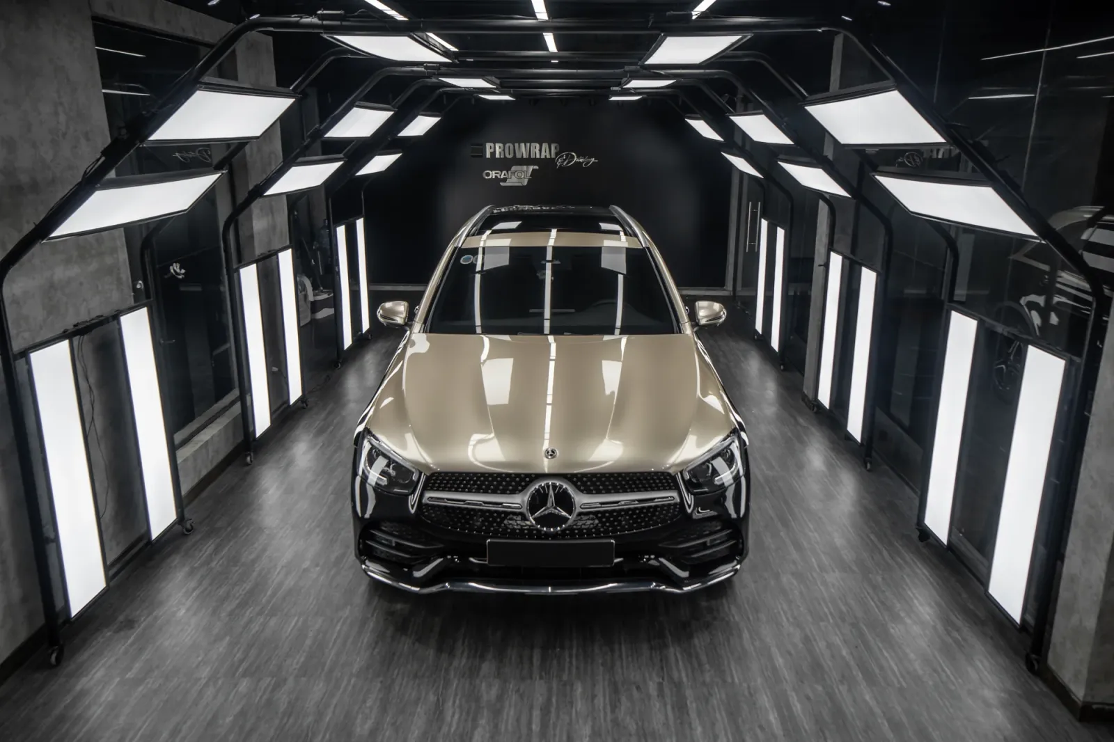 Dán đổi màu xe Mercedes GLC 2 Tone Black Champagne Gold toàn cảnh ngoại thất