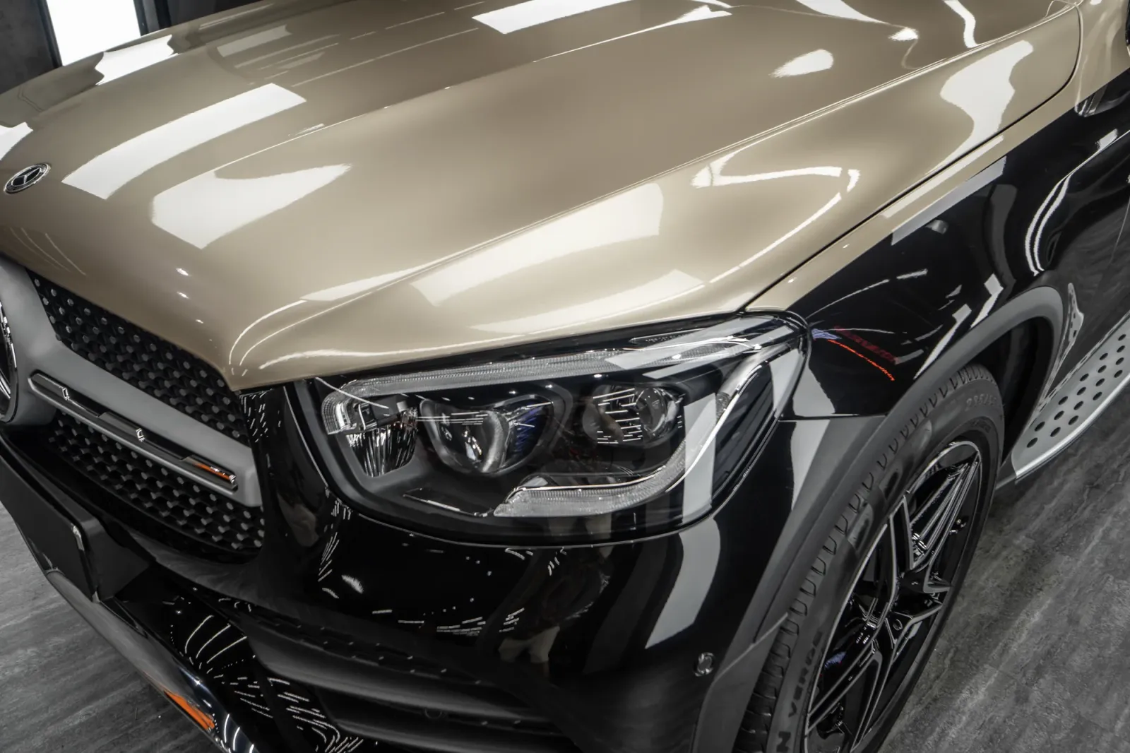 Dán đổi màu xe Mercedes GLC 2 Tone Black Champagne Gold chi tiết đầu xe