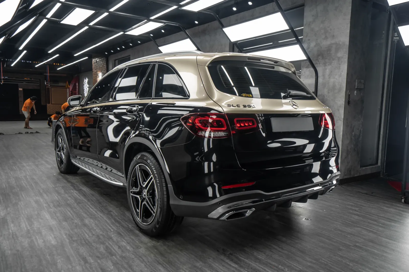 Dán đổi màu xe Mercedes GLC 2 Tone Black Champagne Gold góc 3/4 phía sau