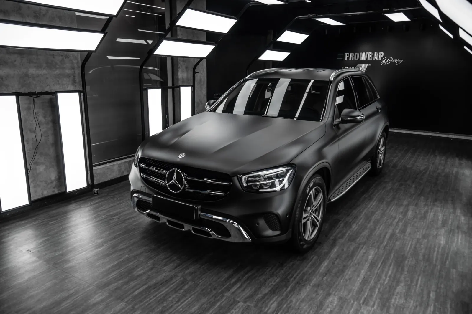 Dán đổi màu xe Mercedes GLC250 Matte Black toàn bộ thân xe