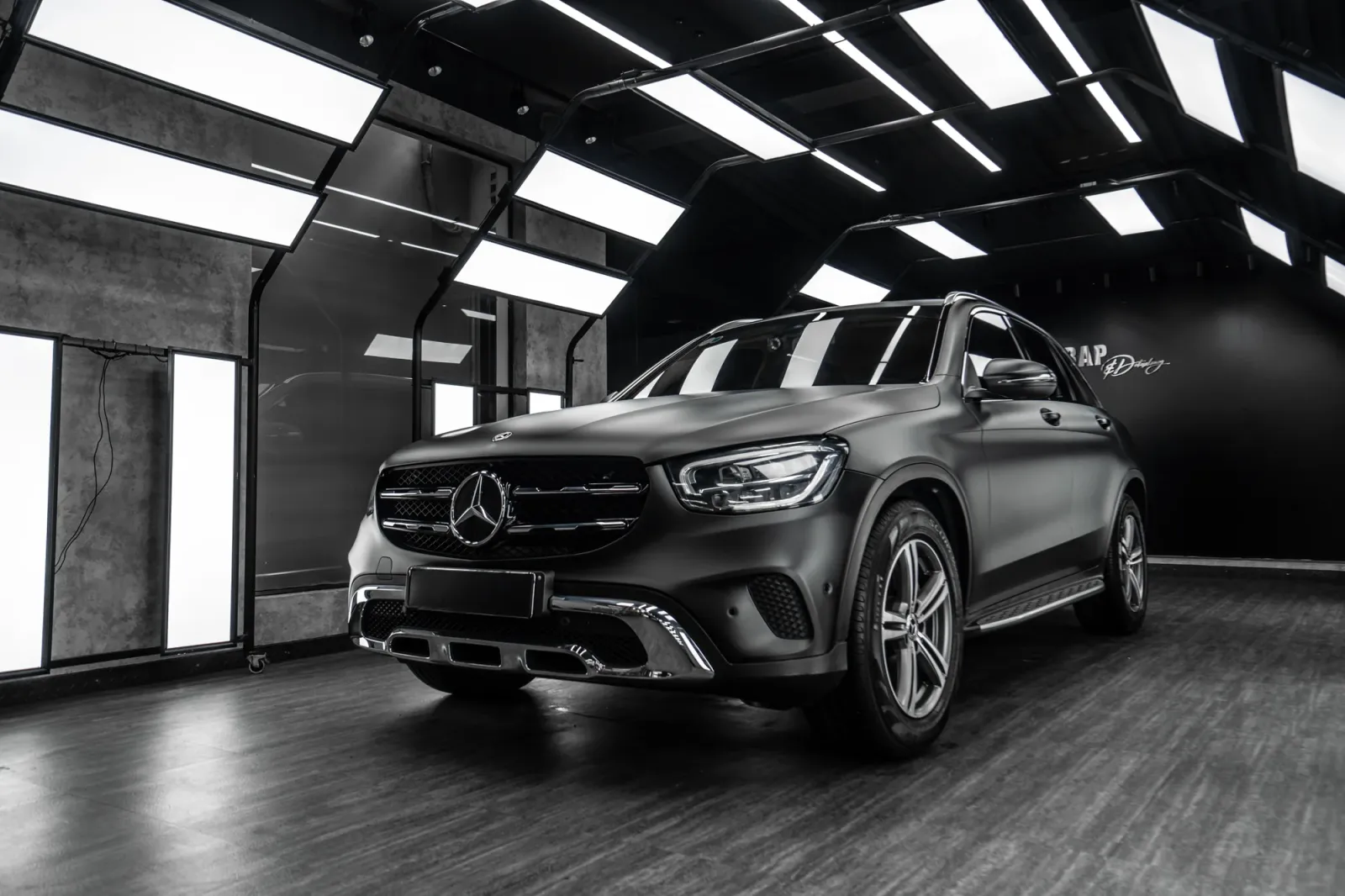 Dán đổi màu xe Mercedes GLC250 Matte Black góc 3/4 phía trước