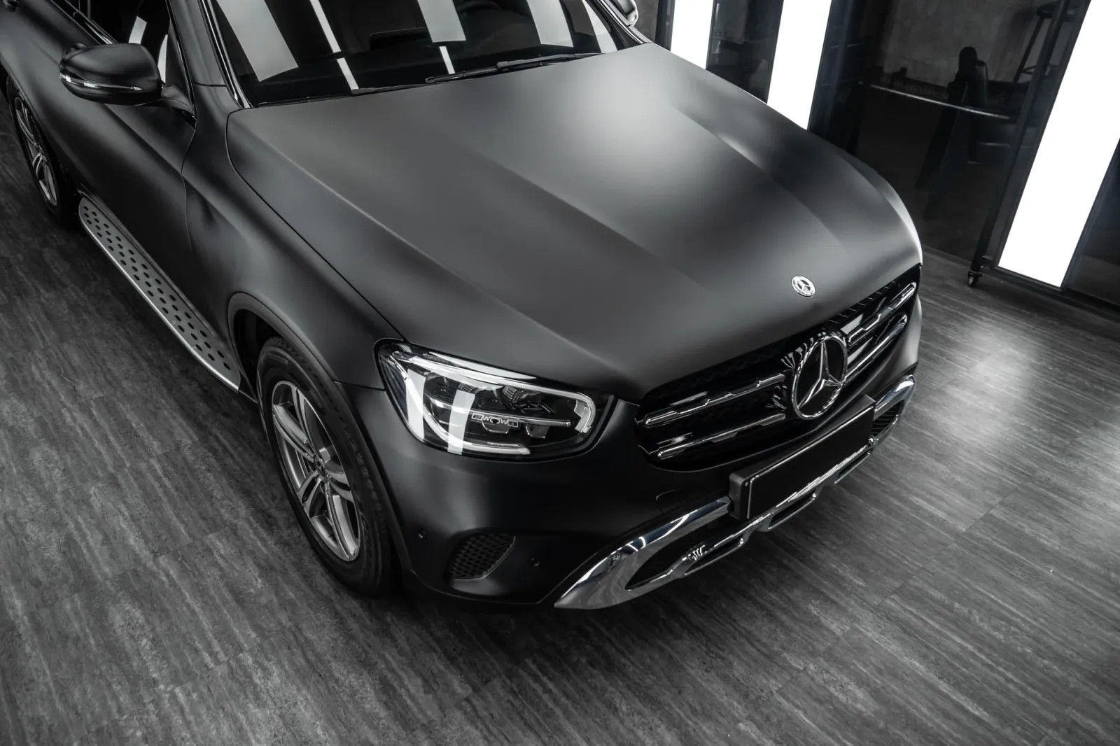 Dán đổi màu xe Mercedes GLC250 Matte Black hoàn thiện toàn bộ capo