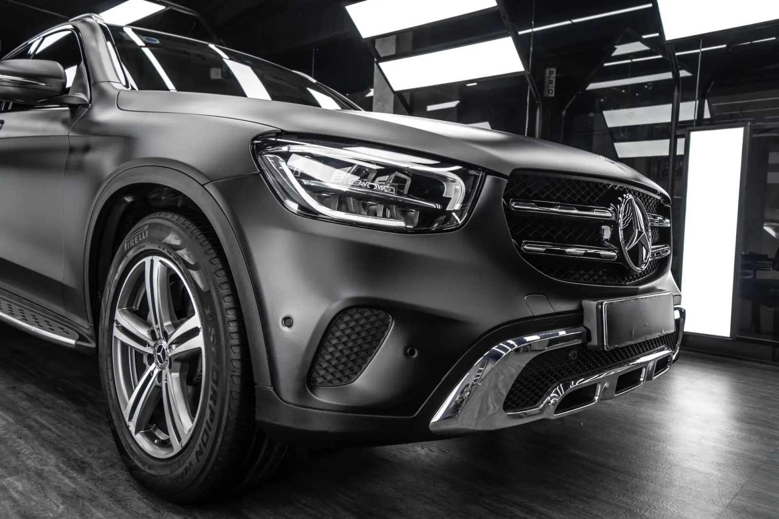 Dán đổi màu xe Mercedes GLC250 Matte Black chi tiết capo, đèn và lưới tản nhiệt