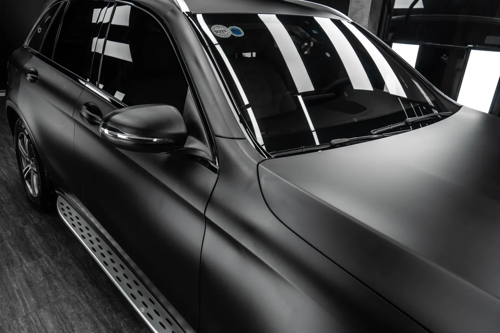 Mercedes GLC250 Matte Black với bề mặt matte lì mịn