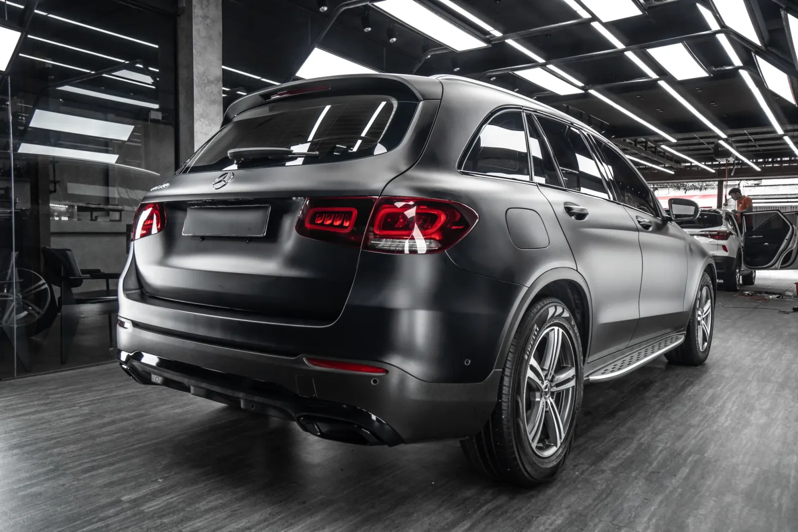 Dán đổi màu xe Mercedes GLC250 Matte Black góc 3/4 phía sau