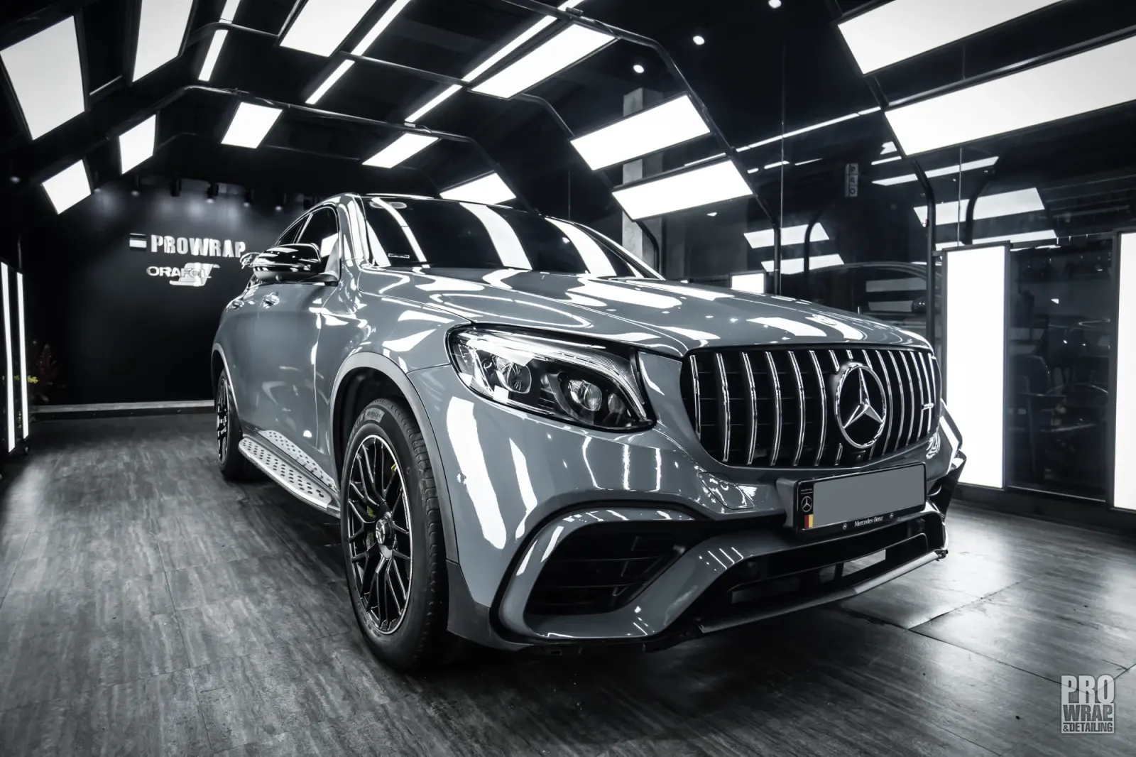 Dán đổi màu xe Mercedes-Benz GLC 300 Coupe Gloss Amazon Gray góc 3/4 phía trước