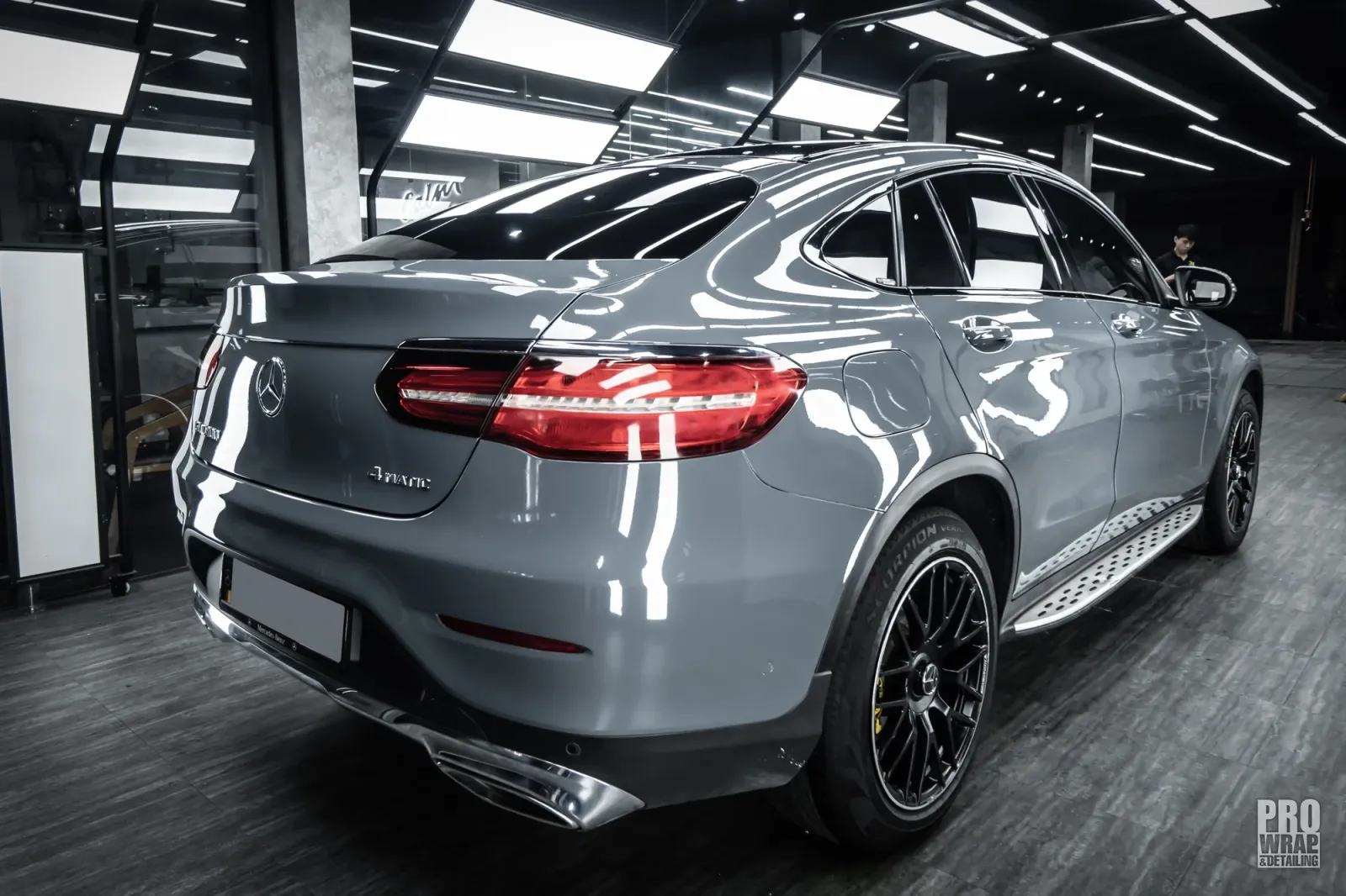 Dán đổi màu xe Mercedes-Benz GLC 300 Coupe Gloss Amazon Gray phần đuôi xe