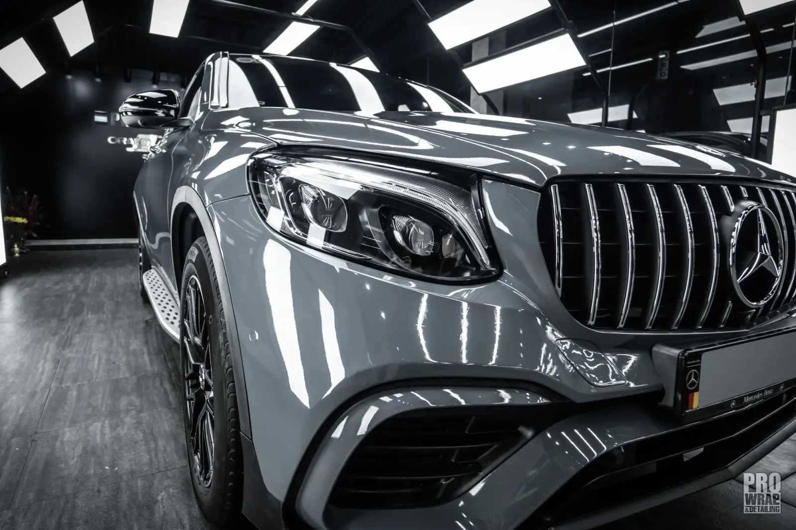 Mercedes-Benz GLC 300 Coupe Gloss Amazon Gray chi tiết đầu xe