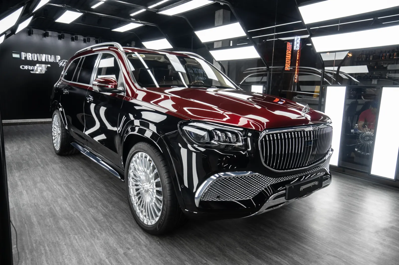 Dán đổi màu xe Mercedes-Maybach GLS600 Black & Red góc 3/4 phía trước