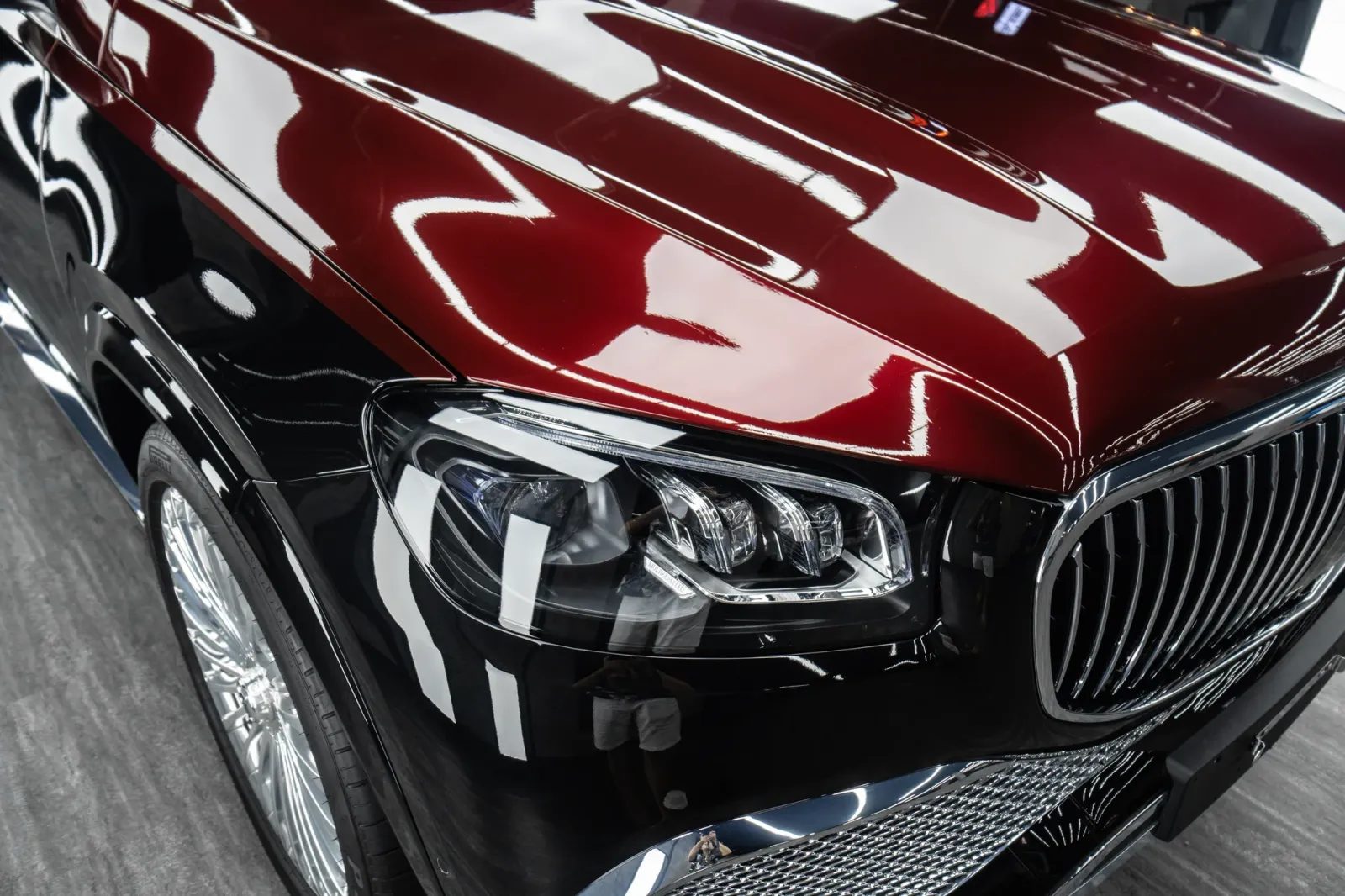 Dán đổi màu xe Mercedes-Maybach GLS600 Black & Red hoàn thiện cận cảnh capo