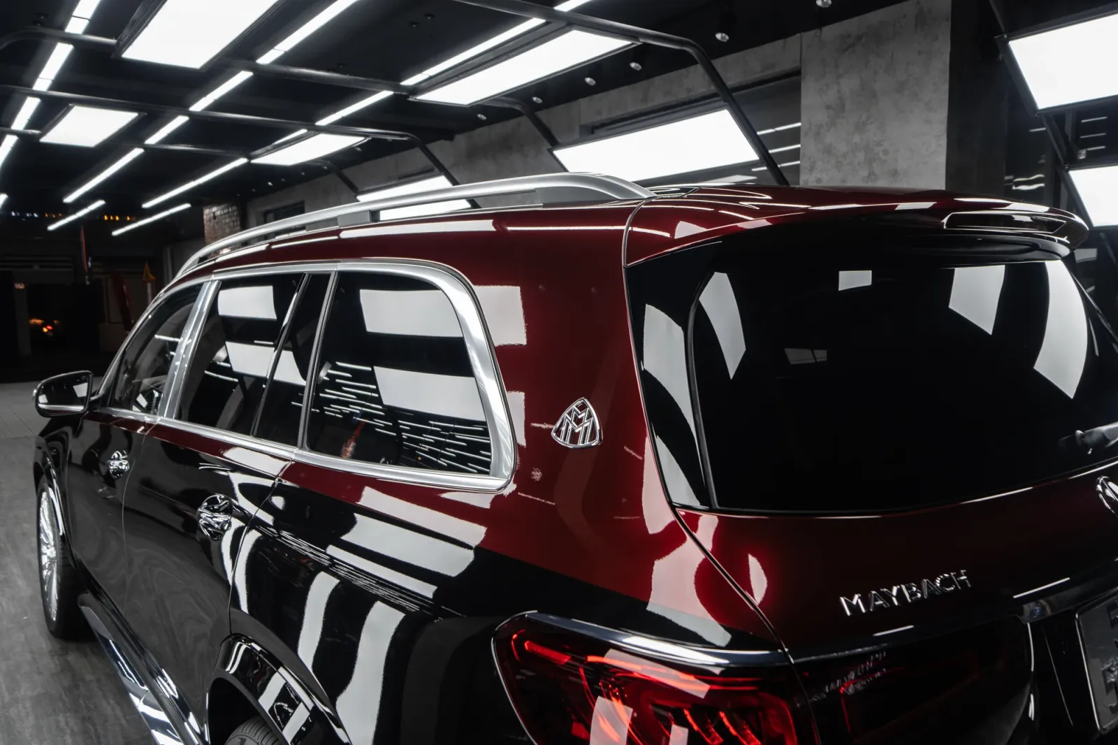 Dán đổi màu xe Mercedes-Maybach GLS600 Black & Red góc 3/4 phía sau