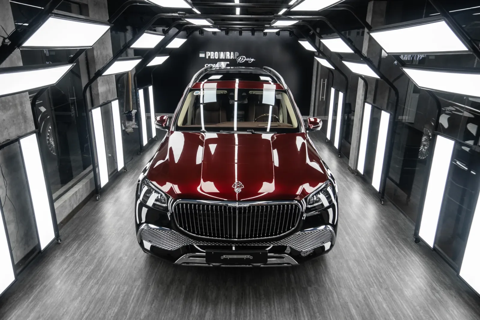 Dán đổi màu xe Mercedes-Maybach GLS600 Black & Red chi tiết capo và lưới tản nhiệt