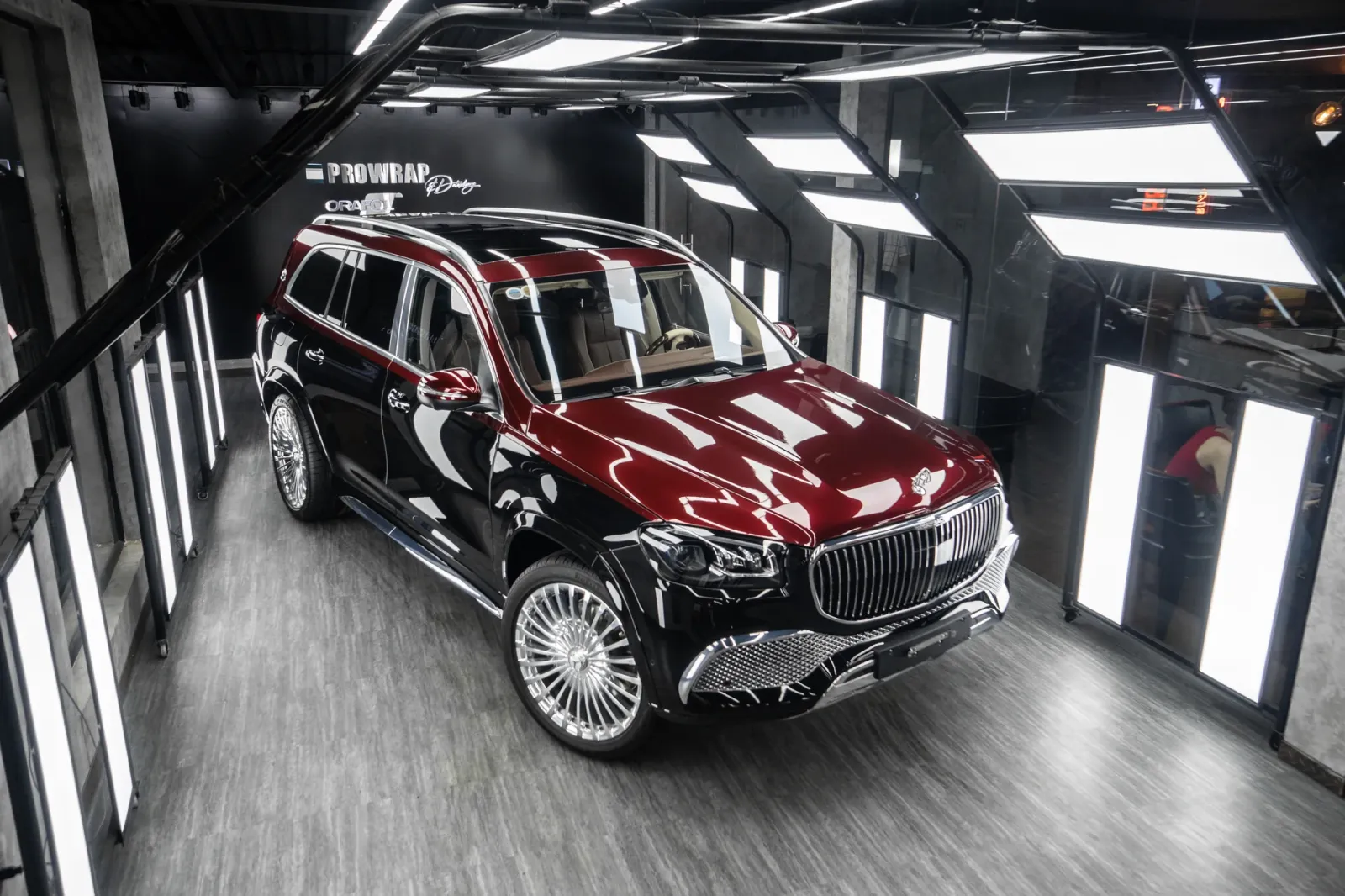 Dán đổi màu xe Mercedes-Maybach GLS600 Black & Red toàn bộ thân xe