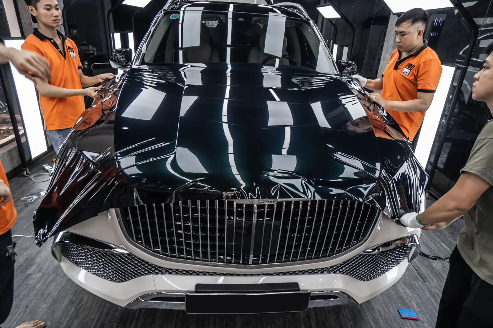 Dán đổi màu xe Mercedes-Maybach GLS 600 Two Tone White Emerald Green đang thi công