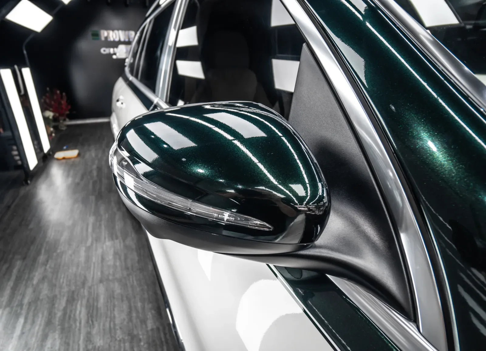 Dán đổi màu xe Mercedes-Maybach GLS 600 Emerald Green chi tiết gương chiếu hậu