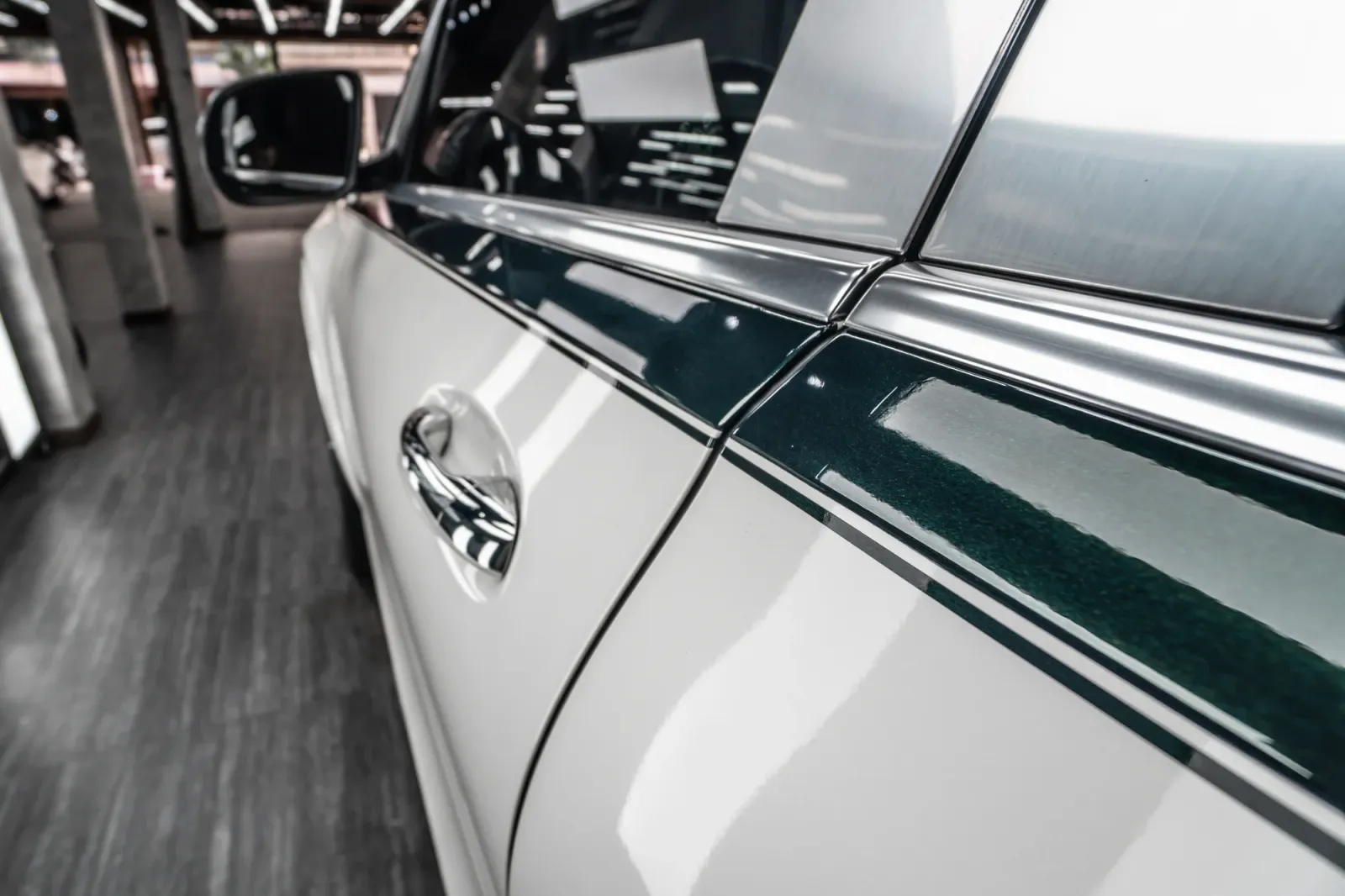Mercedes-Maybach GLS 600 Two Tone White Emerald Green phần hông và đường phân màu
