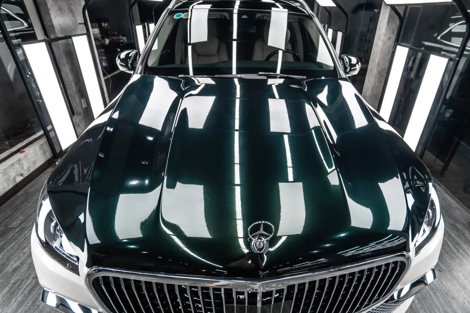 Mercedes-Maybach GLS 600 Two Tone White Emerald Green phần capo và đầu xe