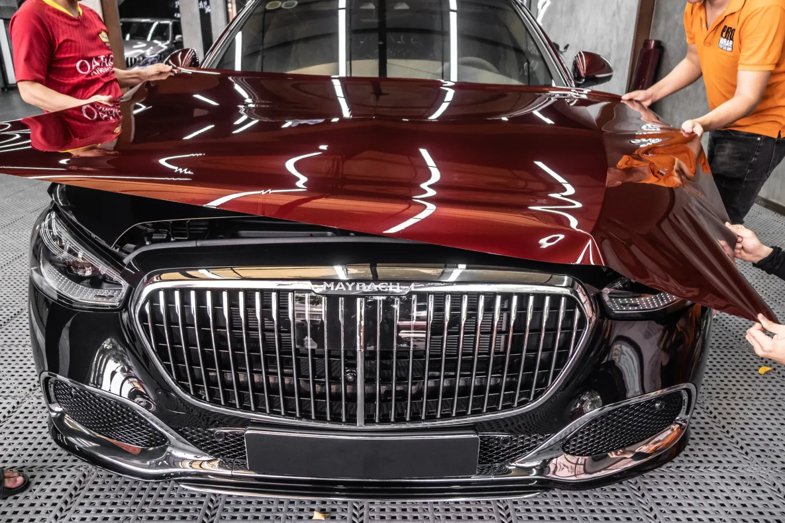 Thi công dán đổi màu xe Mercedes-Maybach S450 Black & Red trên phần capo