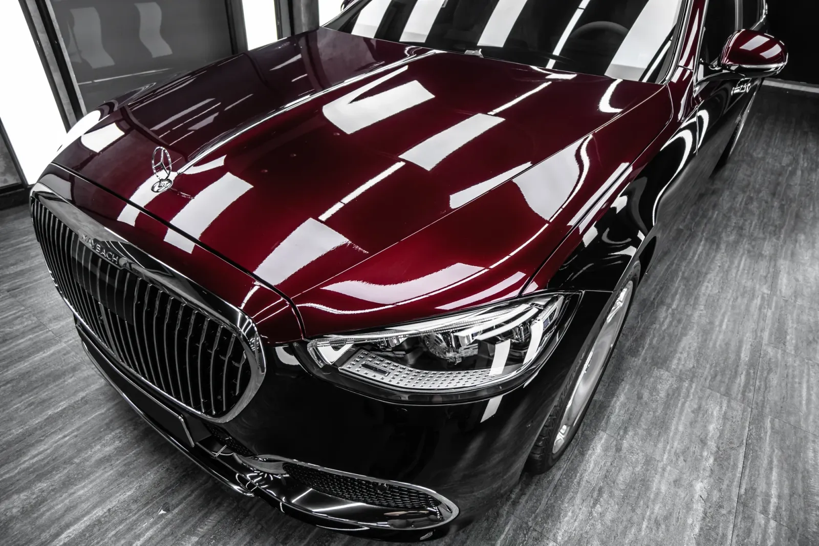 Dán đổi màu xe Mercedes-Maybach S450 Black & Red chi tiết capo, đèn và lưới tản nhiệt
