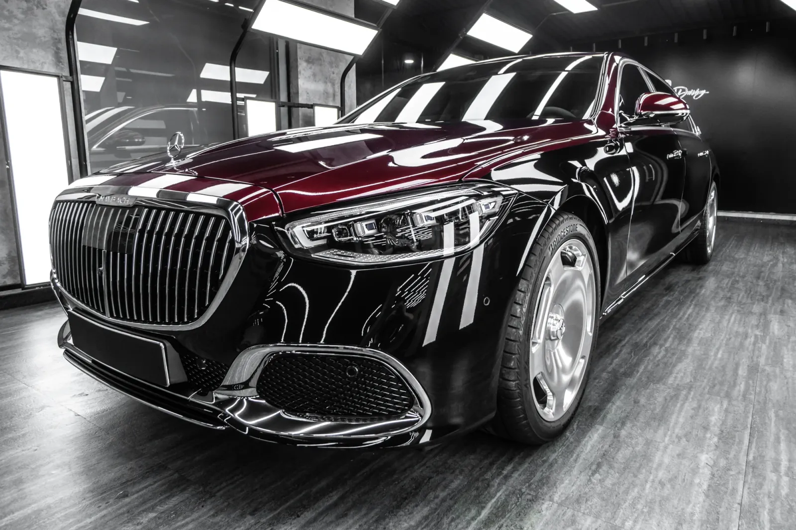 Dán đổi màu xe Mercedes-Maybach S450 Two Tone Black & Red góc 3/4 phía trước