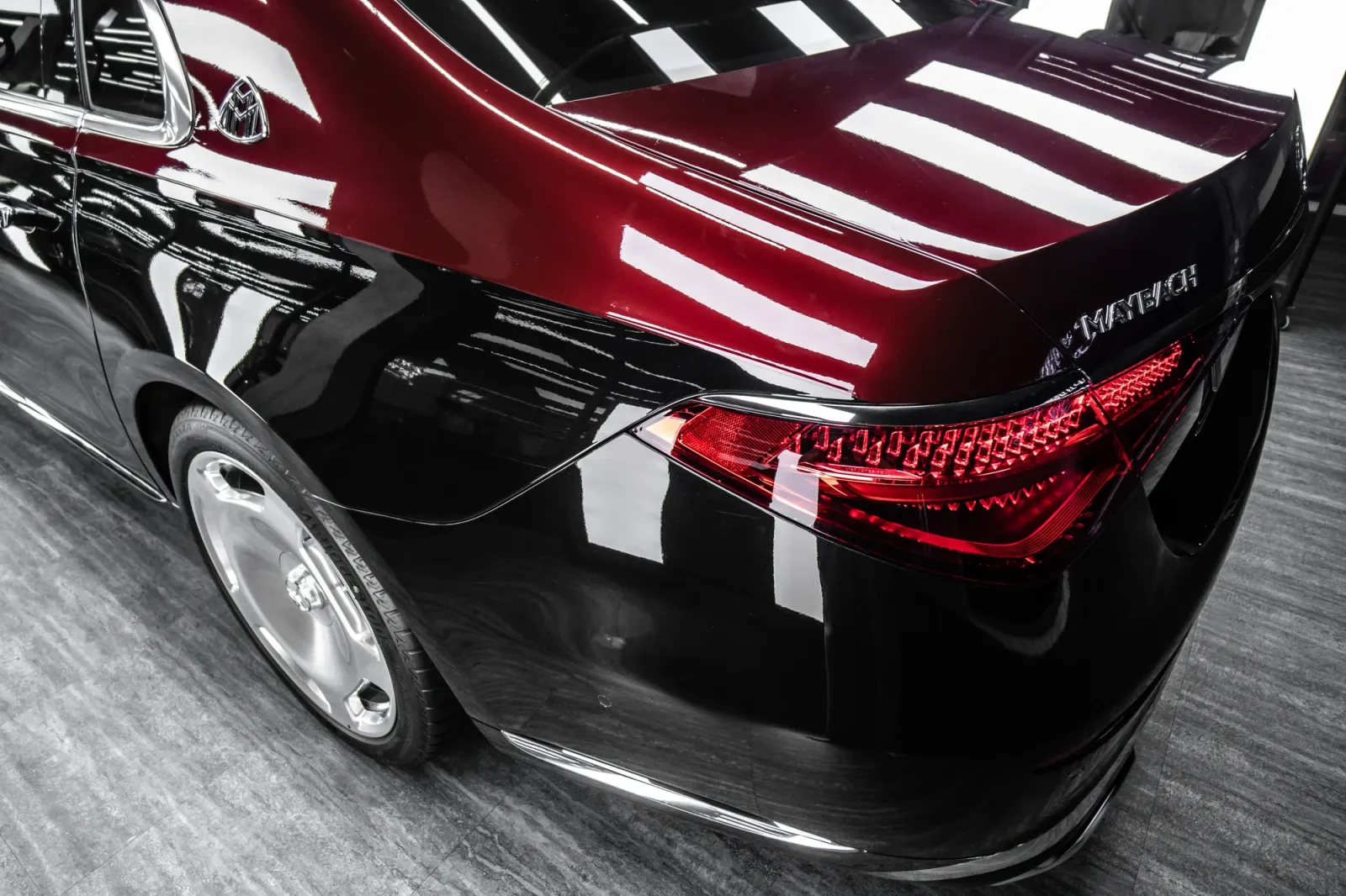 Dán đổi màu xe Mercedes-Maybach S450 Black & Red góc 3/4 phía sau