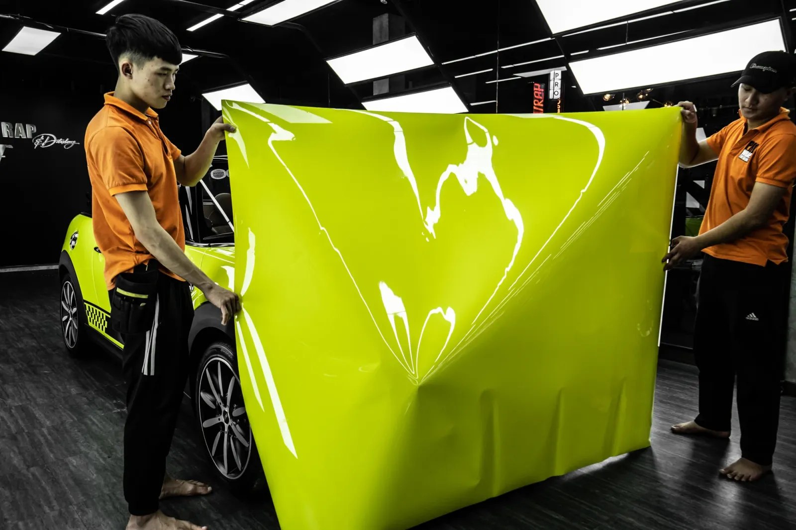 Thi công dán đổi màu xe Mini Cooper S 3 cửa Gloss Neon Yellow tại ProWrap
