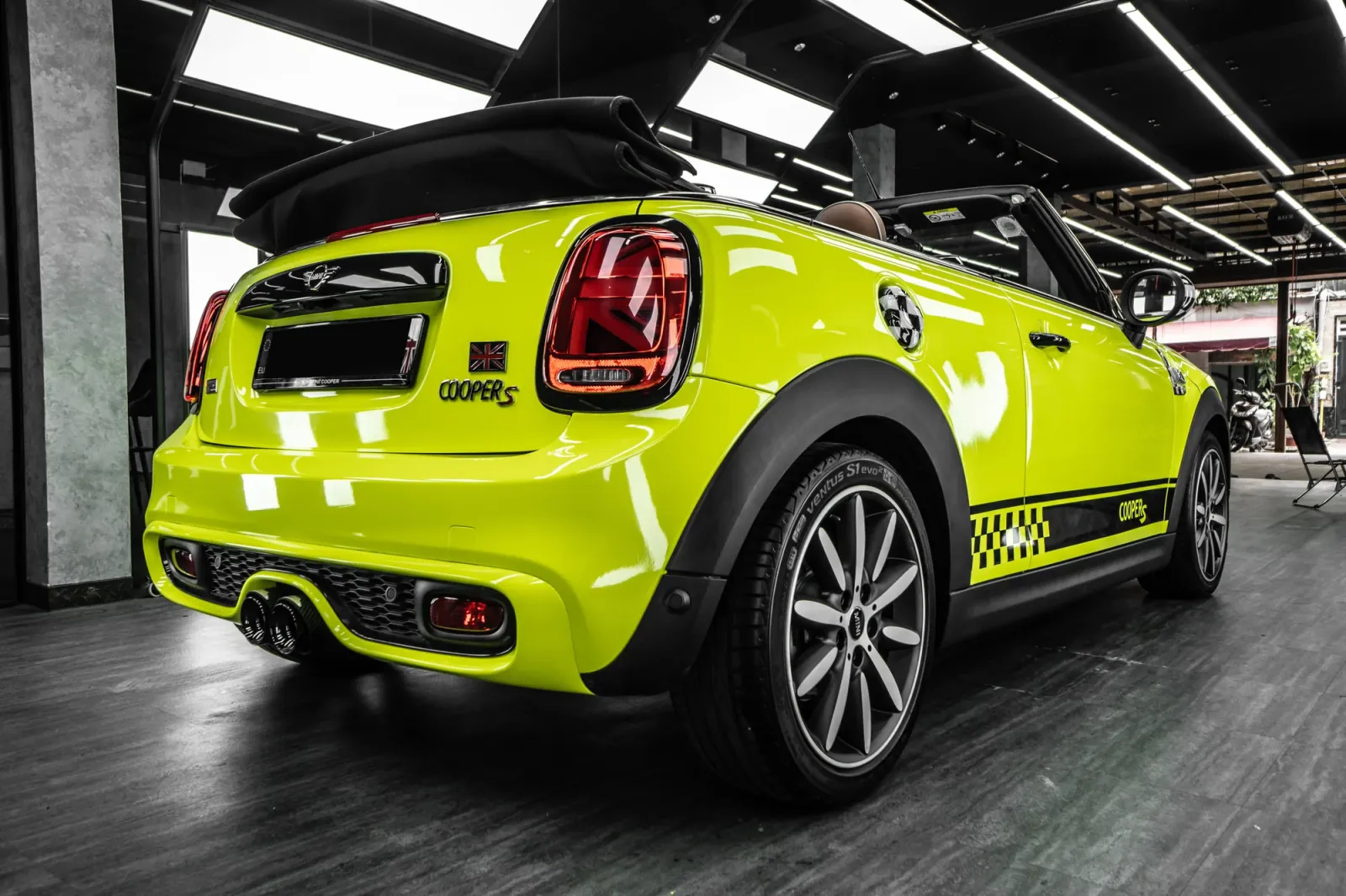 Dán đổi màu xe Mini Cooper S 3 cửa Gloss Neon Yellow góc phía sau