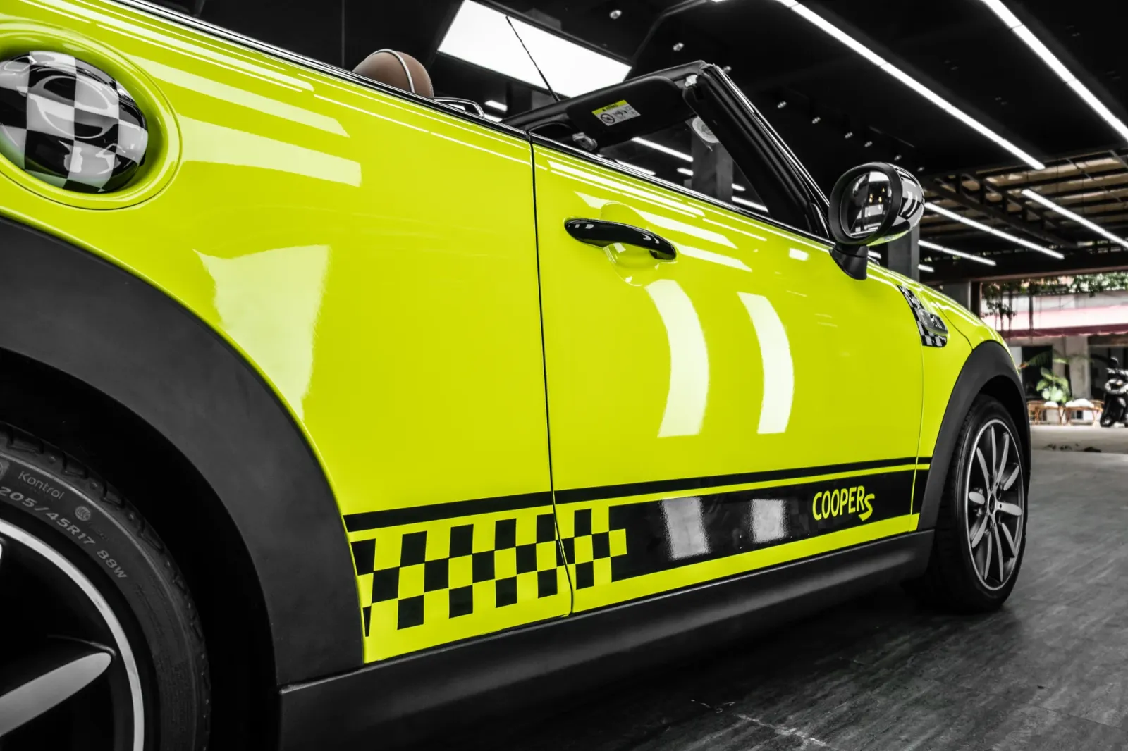 Dán đổi màu xe Mini Cooper S 3 cửa Gloss Neon Yellow chi tiết thân xe và bề mặt Gloss