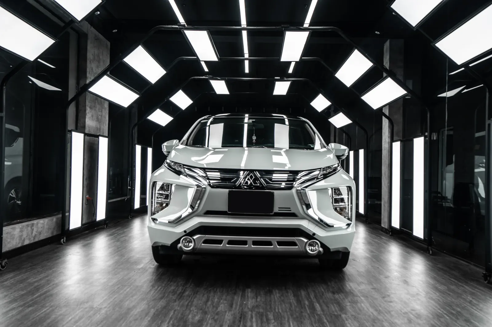 Dán đổi màu xe Mitsubishi Xpander Gloss Volcanic Gray góc chính diện