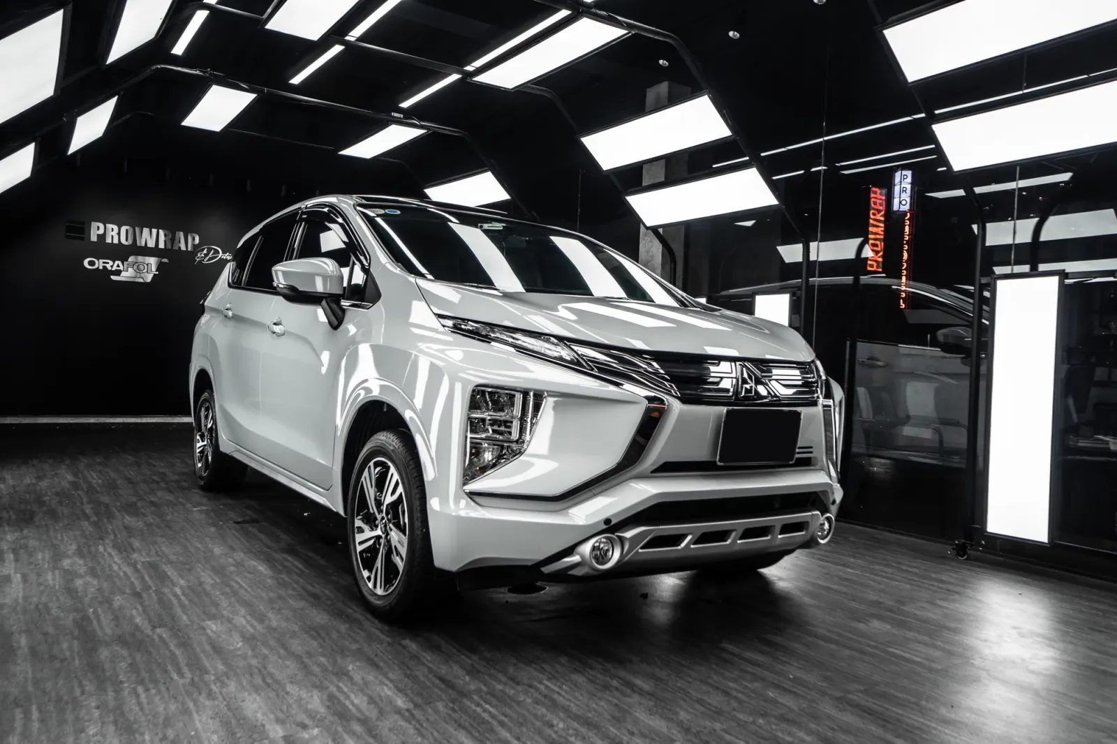 Dán đổi màu xe Mitsubishi Xpander Gloss Volcanic Gray góc 3/4 phía trước