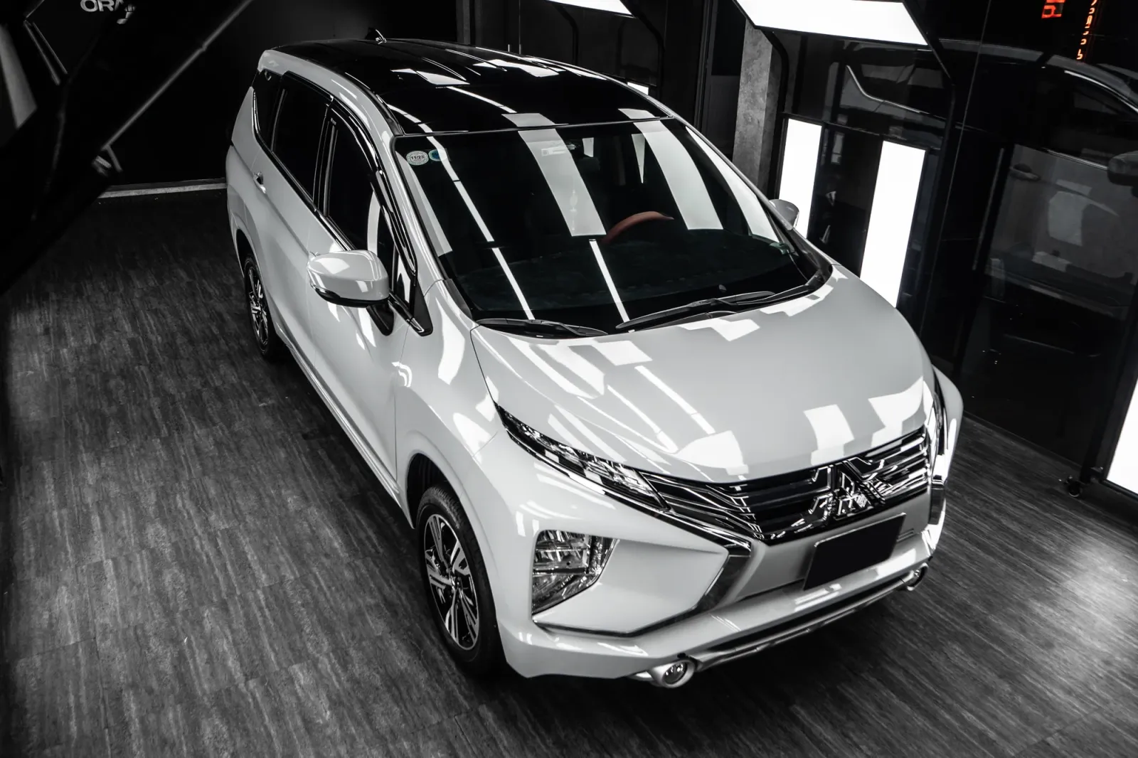 Dán đổi màu xe Mitsubishi Xpander Gloss Volcanic Gray chi tiết bề mặt ngoại thất