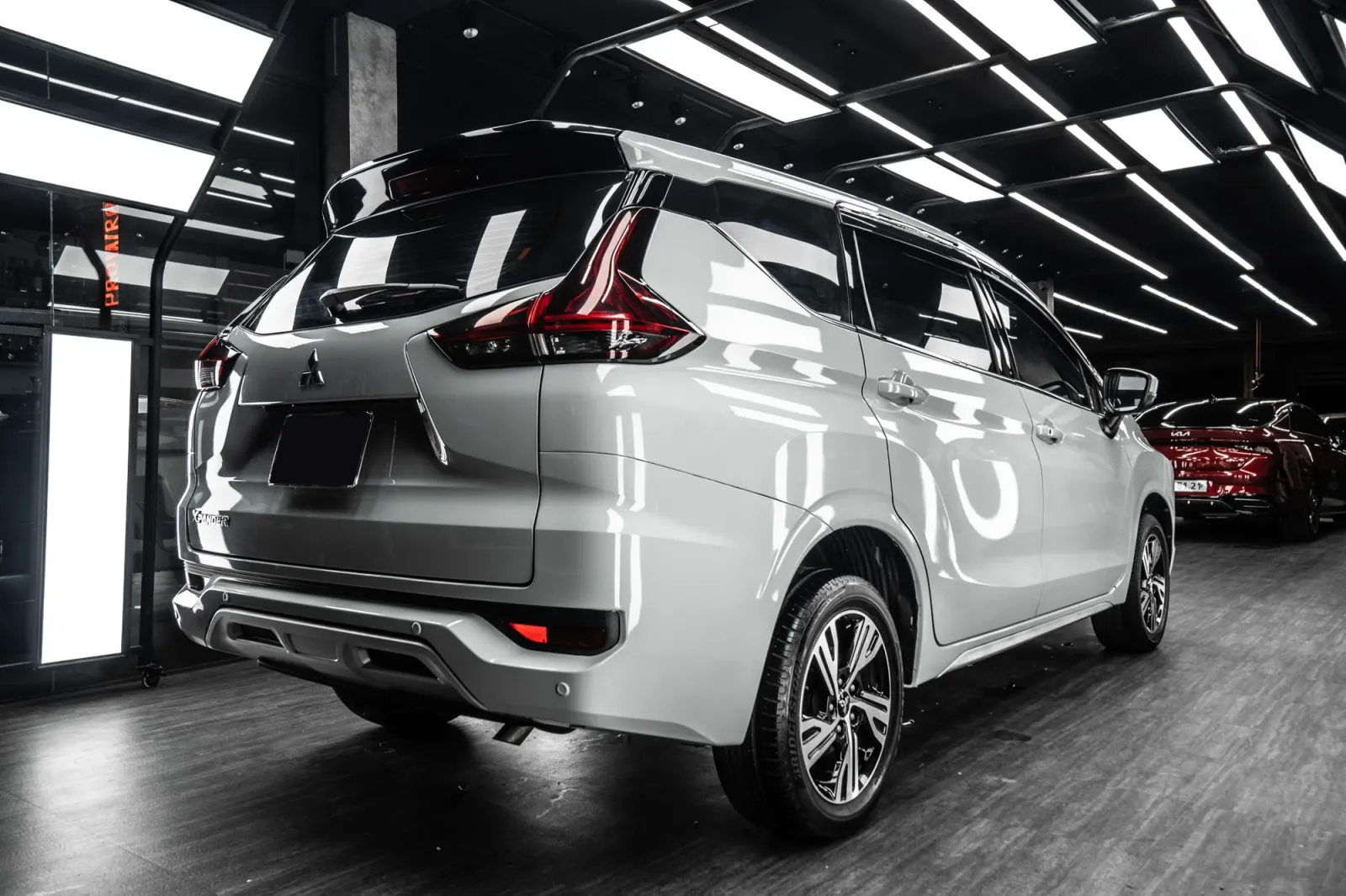 Dán đổi màu xe Mitsubishi Xpander Gloss Volcanic Gray toàn bộ thân và đuôi xe