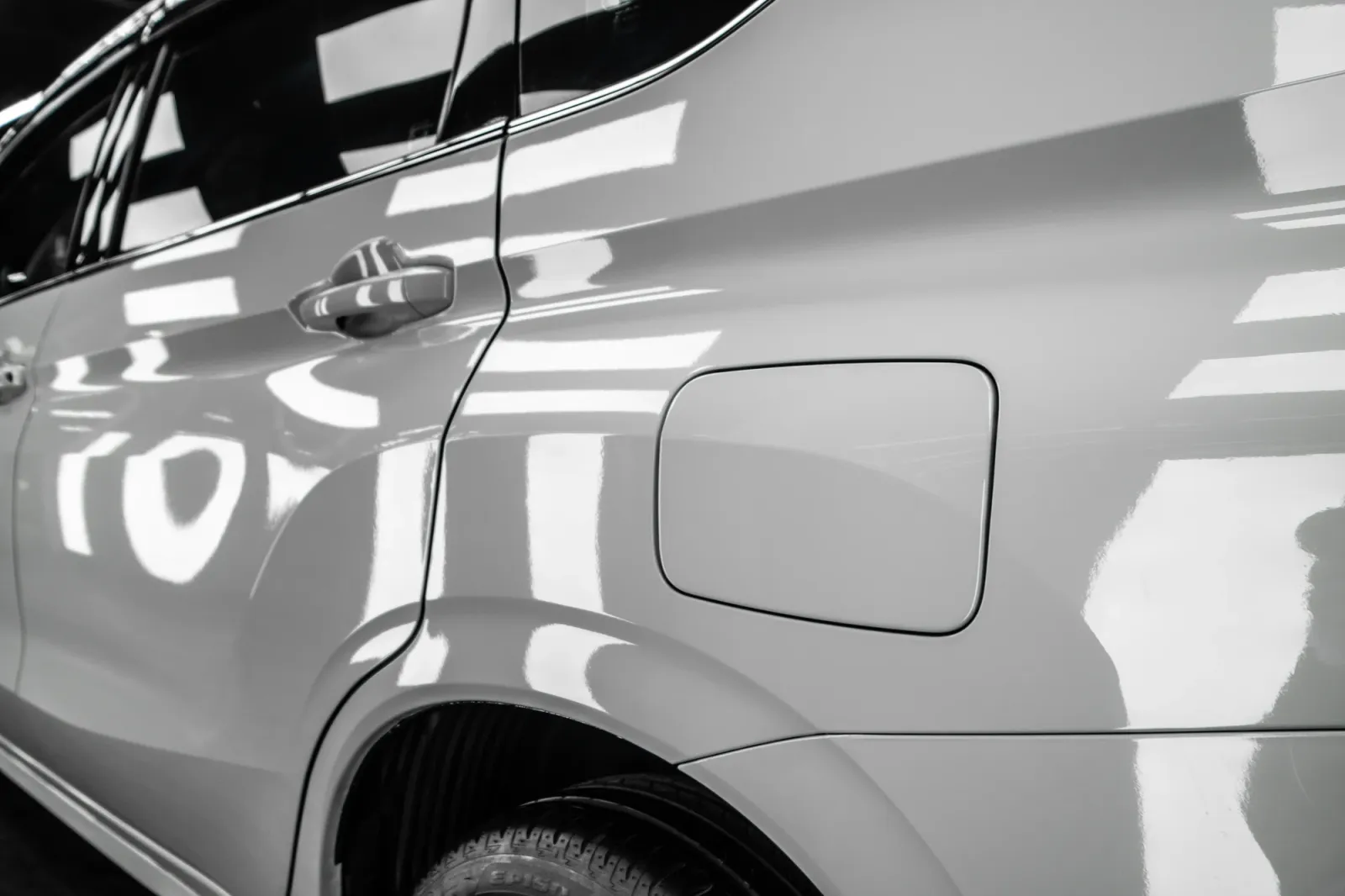 Dán đổi màu xe Mitsubishi Xpander Gloss Volcanic Gray chi tiết cửa và thân xe