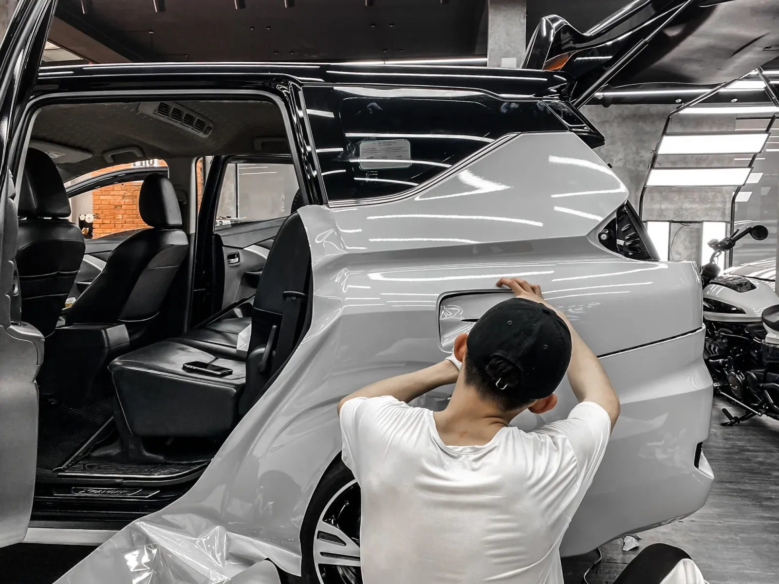 Thi công dán đổi màu xe Mitsubishi Xpander Gloss Volcanic Gray tại ProWrap