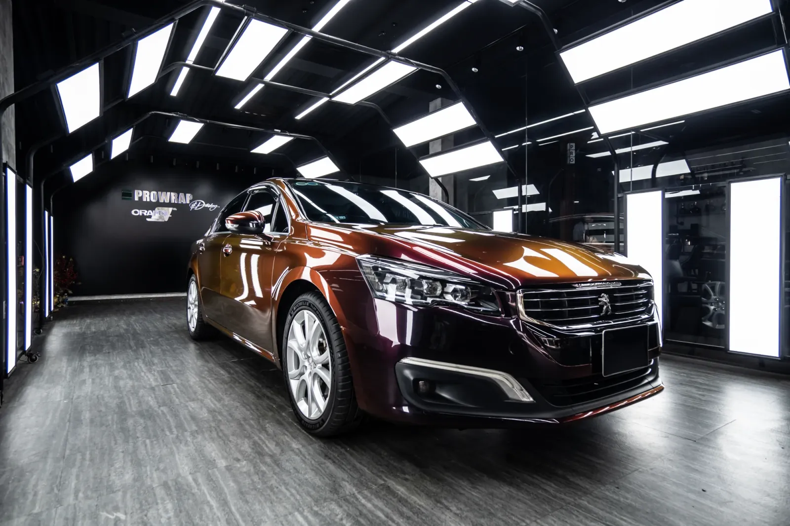 Thành phẩm dán đổi màu xe Peugeot 508 Gloss Madeira Red