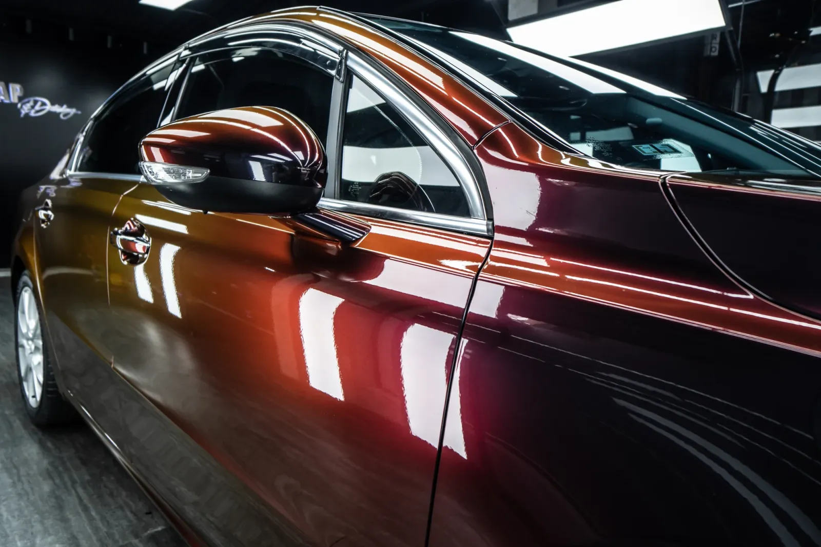 Thân xe Peugeot 508 màu Gloss Madeira Red sau khi dán đổi màu