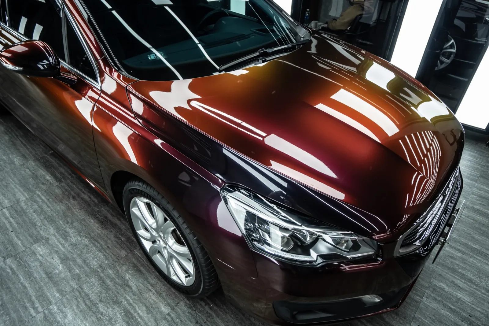 Đầu xe Peugeot 508 dán đổi màu Gloss Madeira Red
