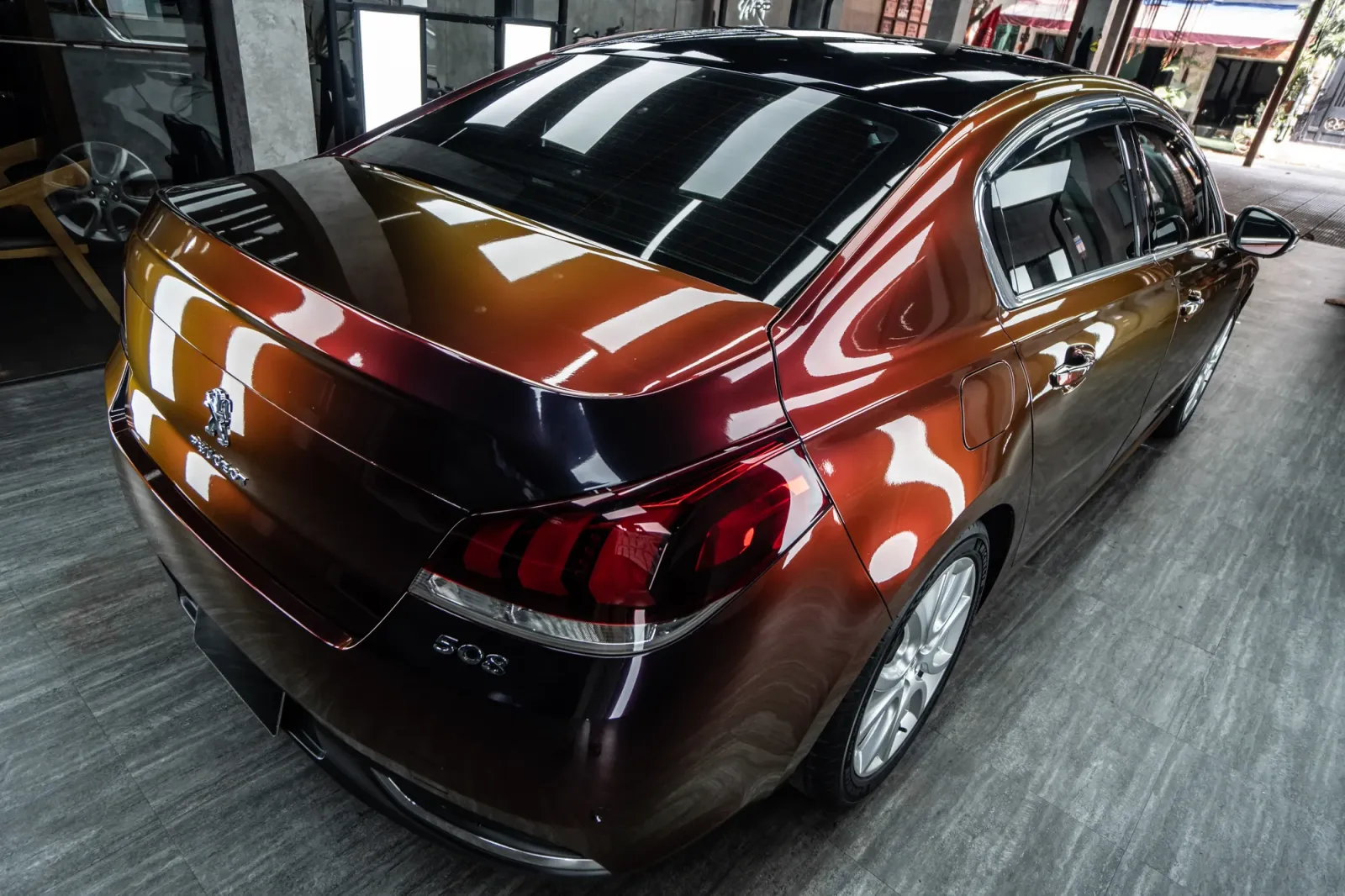 Đuôi xe Peugeot 508 Gloss Madeira Red sau khi wrap
