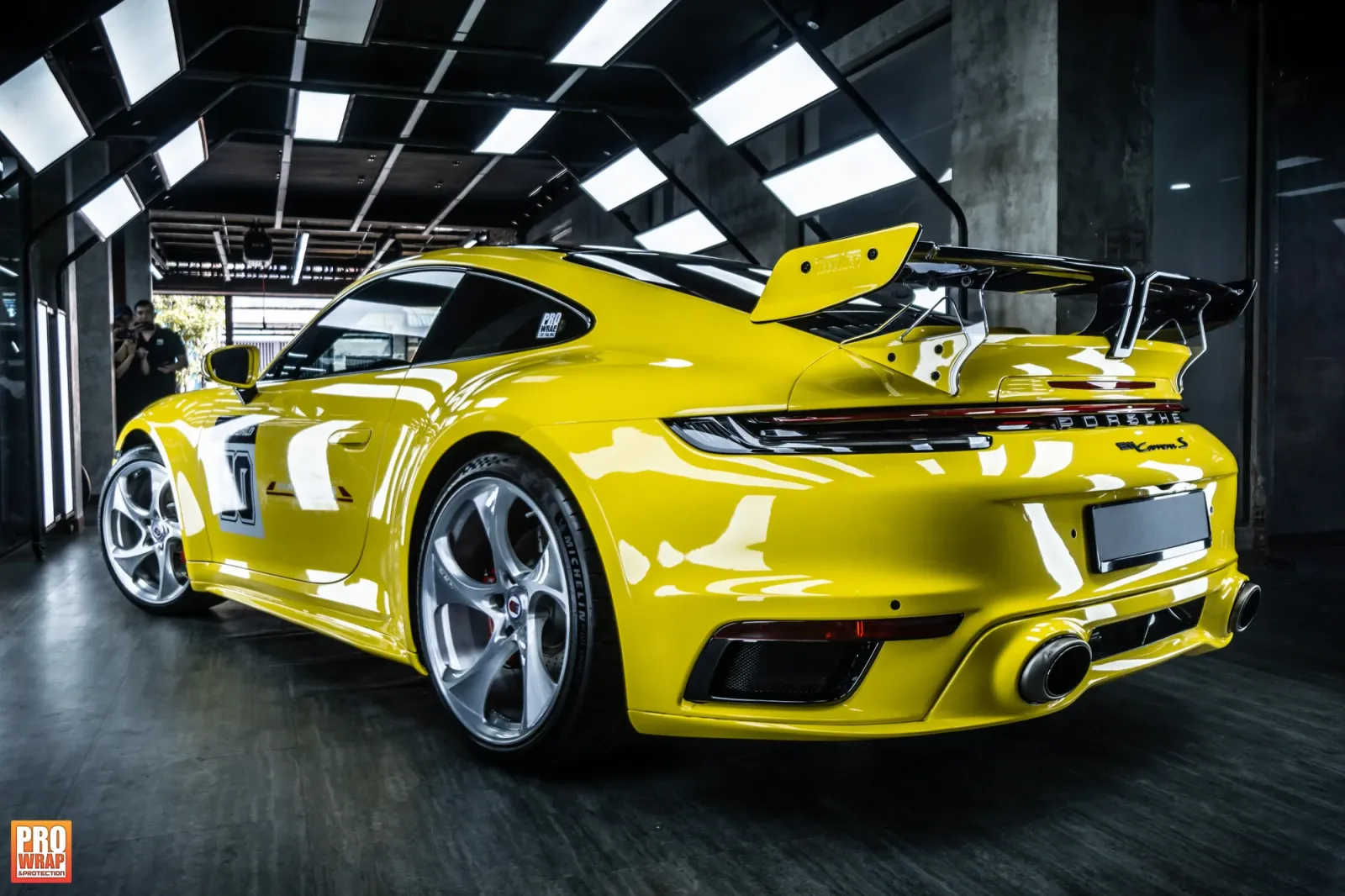 Chi tiết đầu xe Porsche 911 Gloss Racing Yellow sau khi wrap