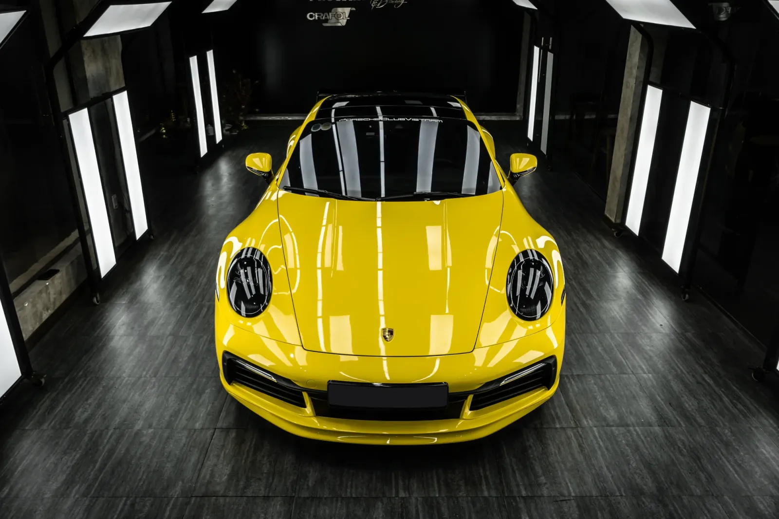 Porsche 911 màu Gloss Racing Yellow nhìn từ phía trước