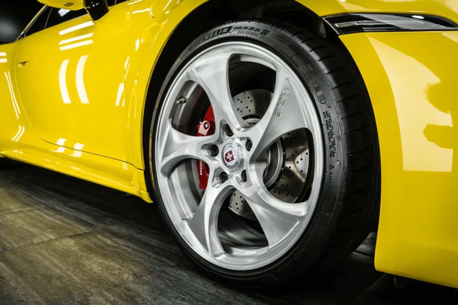 Vòm bánh và thân xe Porsche 911 màu Gloss Racing Yellow