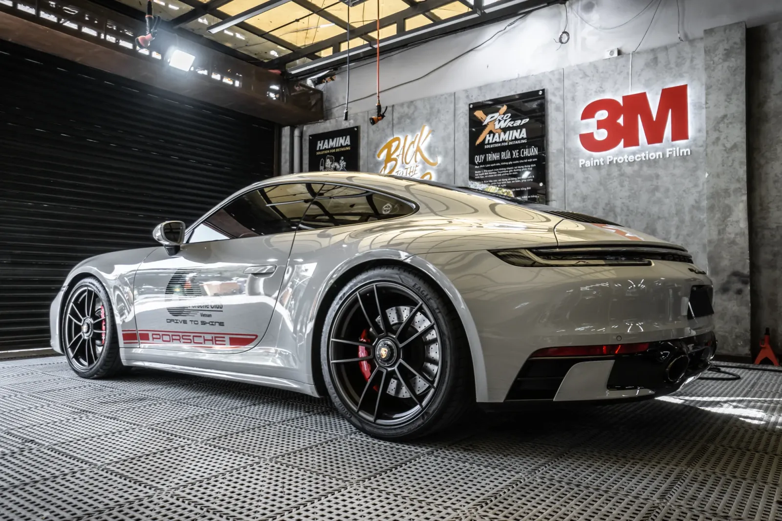 Thân xe Porsche 911 GTS Gloss Crayon Gray với tem Porsche Motorsport