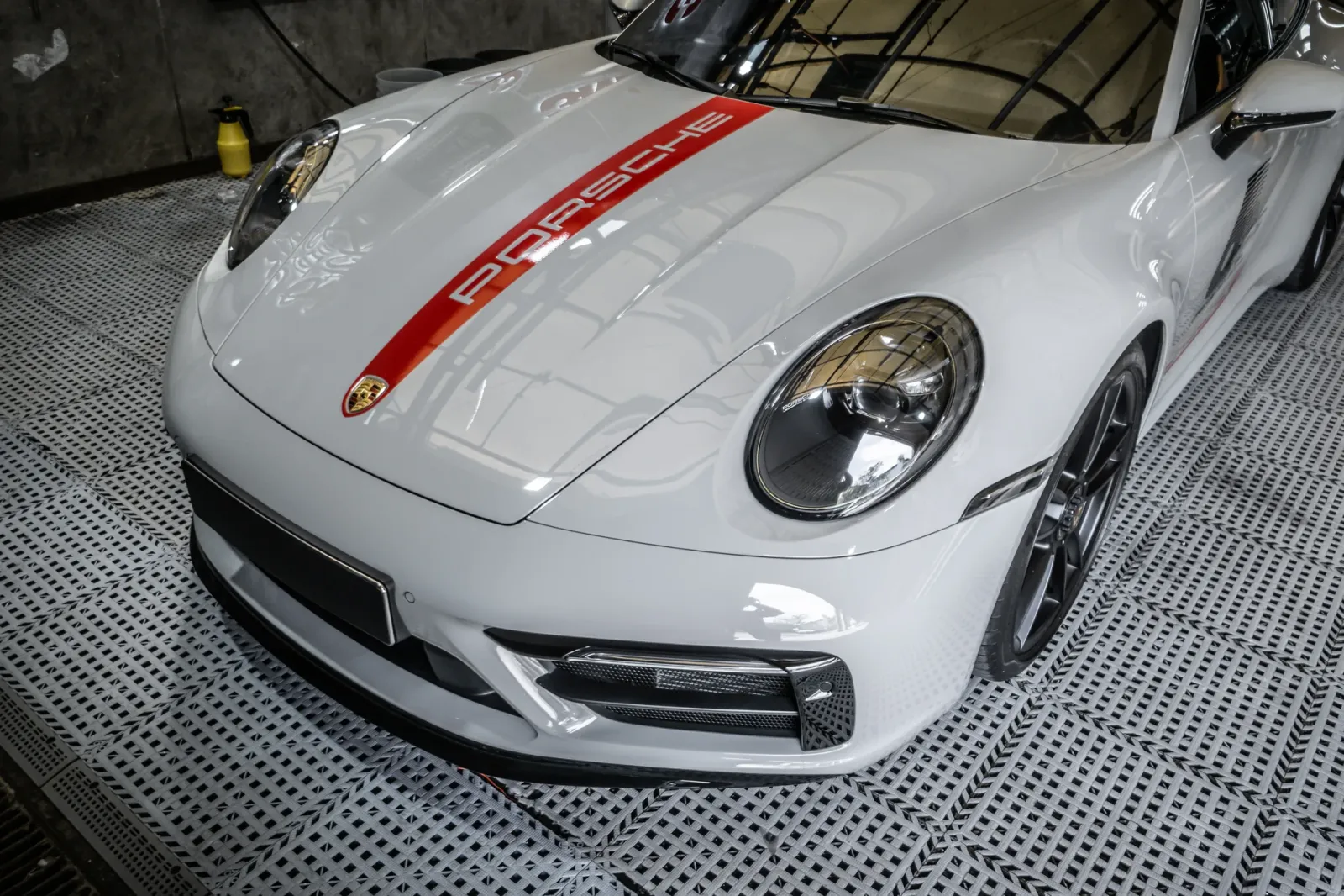Đầu xe Porsche 911 GTS Gloss Crayon Gray sau khi dán đổi màu