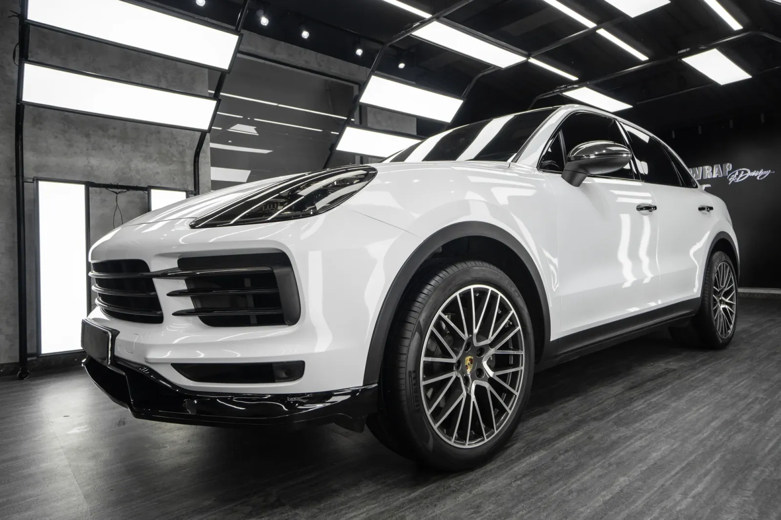 Dán đổi màu xe Porsche Cayenne GTS Gloss White góc 3/4 phía trước